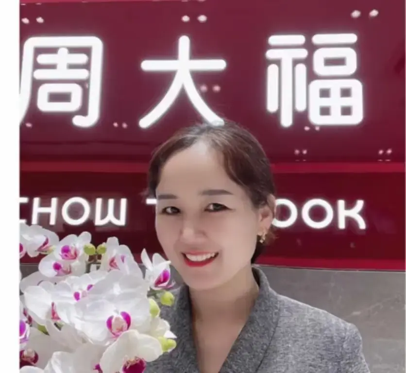 盐城周大福金店一拖三事件全解析-射阳周大福突发一拖三完整版视频-周大福一拖三内幕曝光-高清在线观看